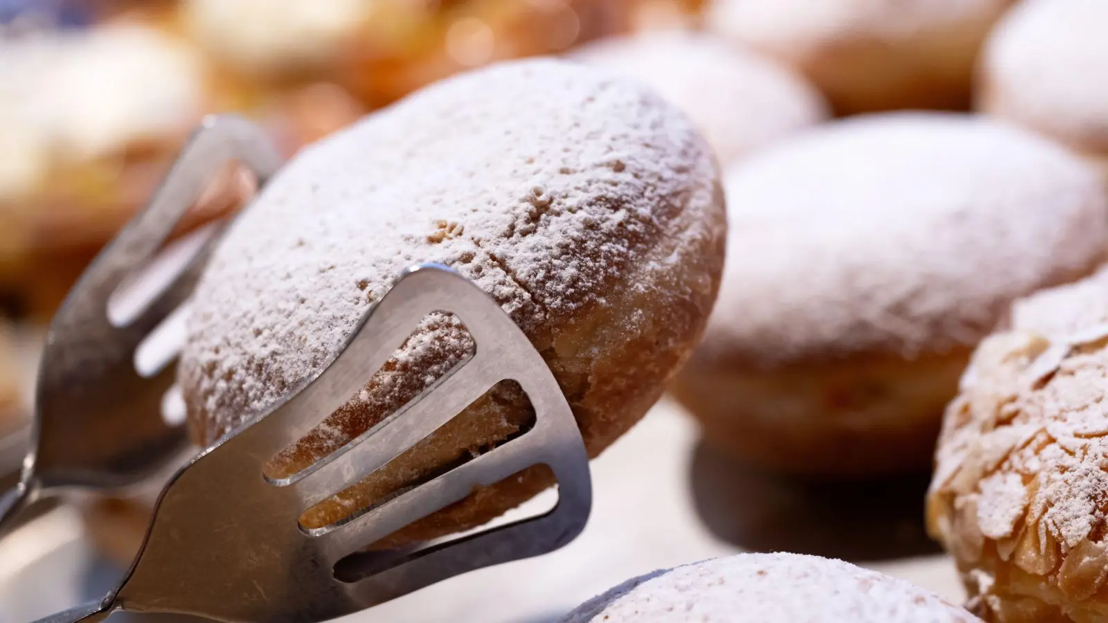 Wer sich in Karnevals-Stimmung bringen will, backt sich den Krapfen, Berliner oder Pfannkuchen selbst. (Foto: Sven Hoppe/dpa/dpa-tmn)