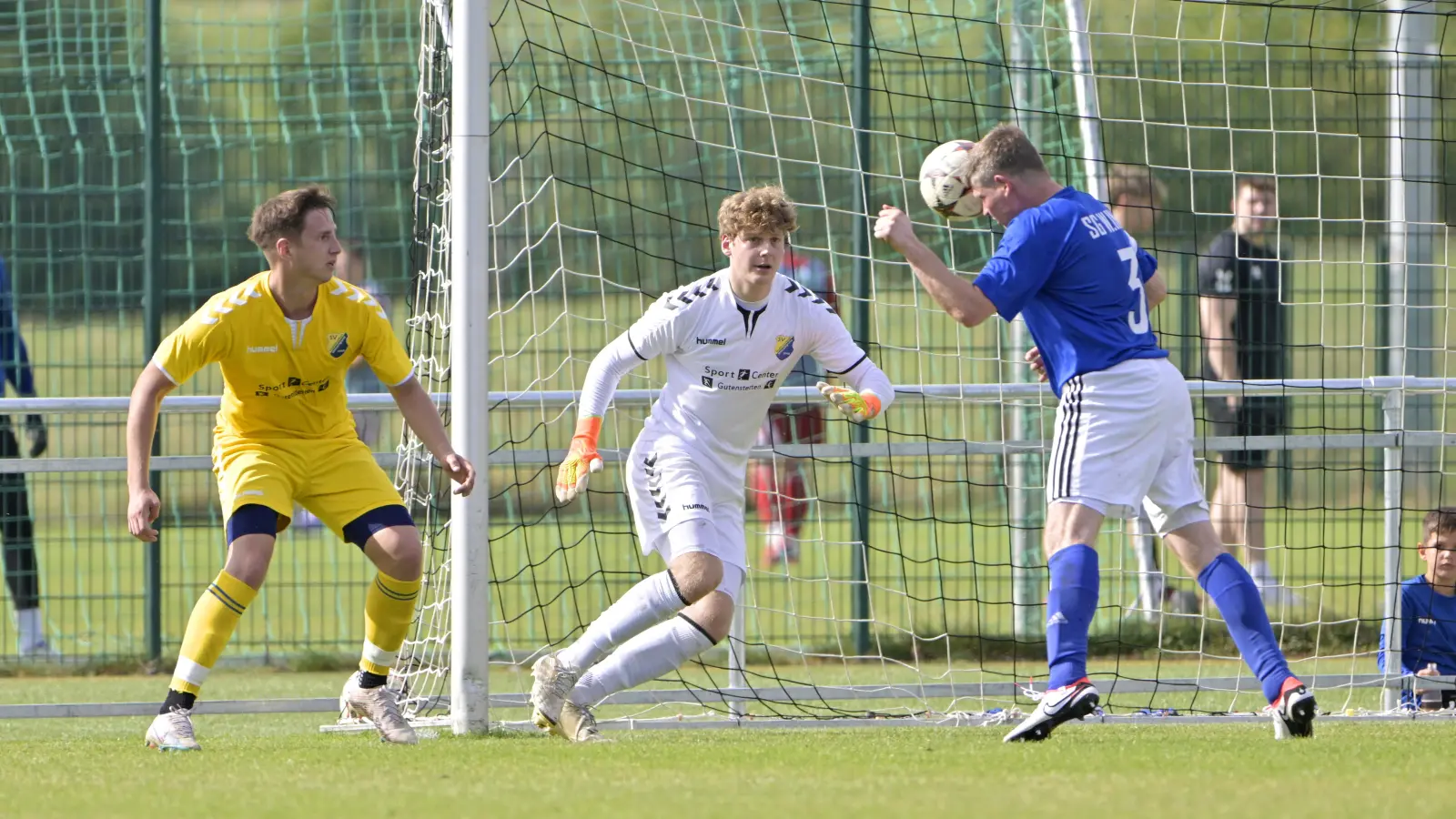 Aber bitte mit Köpfchen: Heiko Brunck (rechts) erzielt hier den 1:1-Endstand für die SG Wind. Die Steinachgründer Lars Ehmann (links) und Torwart Lukas Krebelder waren machtlos. (Foto: Martin Rügner)