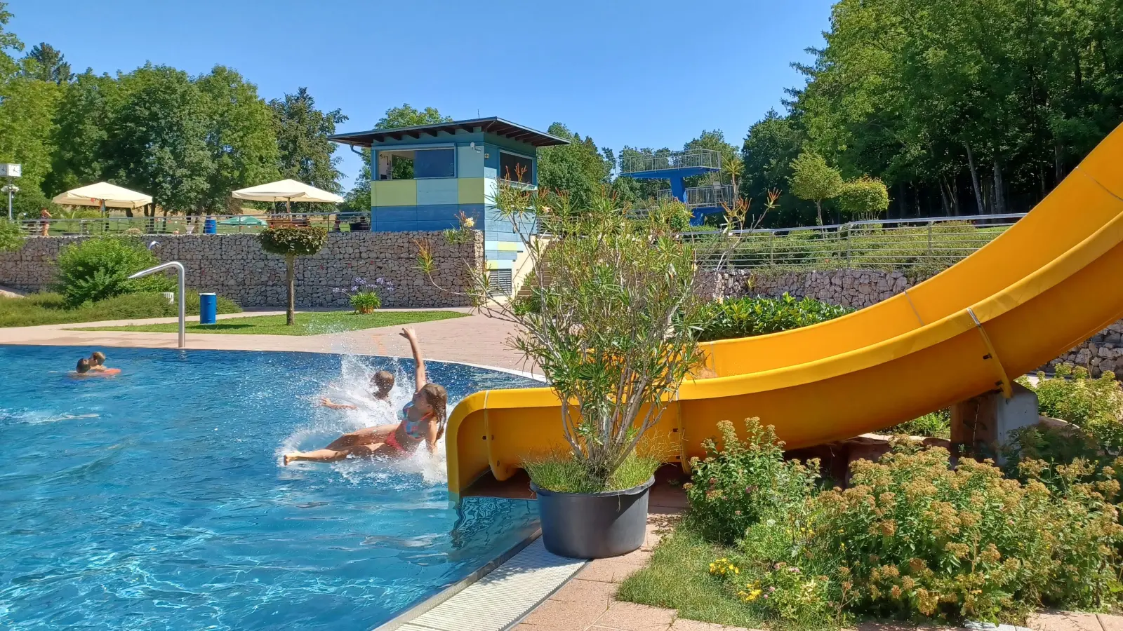 Das Neustädter Waldbad wartet unter anderem mit einer besonders breiten Wellenrutsche auf. (Foto: Anita Dlugoß)