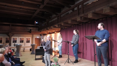 Stimmten beim Festspielfrühling auf die kommende Saison im Kreuzgang ein (von rechts): Jan-Henrik Wagner, Viviane Ebert, Juliane Krug, Intendant Johannes Kaetzler und Bettina Ostermeier. (Foto: Martina Kramer)