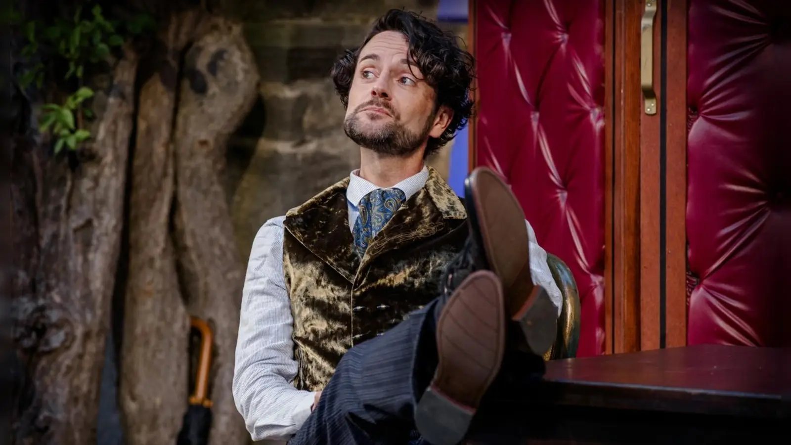 Johann Anzenberger spielte im Sommer 2025 den berühmten Detektiv Sherlock Holmes im Feuchtwanger Kreuzgang. (Foto: Nicole Brühl)