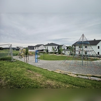 Zwischen dem Mehrgenerationenpark und den angrenzenden Wohngrundstücken ist nicht viel Puffer. Ihre Hecken und Zäune dürfen die dort lebenden Familien aber jetzt höher ausfallen lassen, als es der Bebauungsplan eigentlich vorsieht. Das beschloss der Stadtrat. (Foto: Jürgen Binder)