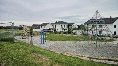 Zwischen dem Mehrgenerationenpark und den angrenzenden Wohngrundstücken ist nicht viel Puffer. Ihre Hecken und Zäune dürfen die dort lebenden Familien aber jetzt höher ausfallen lassen, als es der Bebauungsplan eigentlich vorsieht. Das beschloss der Stadtrat. (Foto: Jürgen Binder)