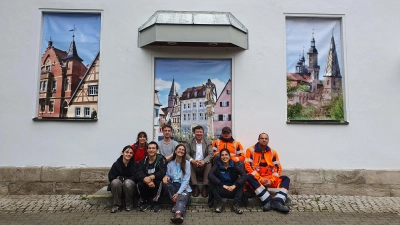 Sie sind glücklich mit dem neu gestalteten Bahnhofsgebäude (von links): die Freiwilligen Blanca Sese, Nora Navarro, Huga Bargas, Paul Quiring, Natalia Yamandi, Bürgermeister Jürgen Heckel, Gaia Brera sowie von den Stadtbetrieben Oliver Knaack und Stefan Bechert. (Foto: Anna Franck)