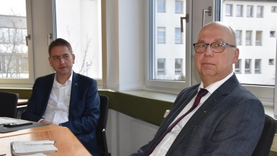 Alles-aus-einer-Hand-Prinzip: Landrat Dr. Jürgen Ludwig (l.) und Reinhold Reinke vom Jobcenter Landkreis Ansbach sehen die Vorteile. (Foto: Silvia Schäfer)