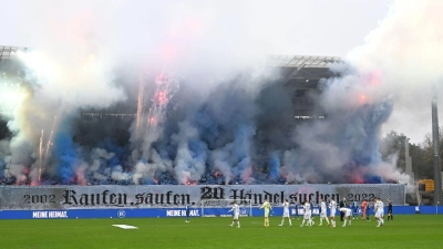 Diese Pyro-Aktion von Fans des Karlsruher SC im November 2022 hat auch ein juristisches Nachspiel. (Foto: Uli Deck/dpa)