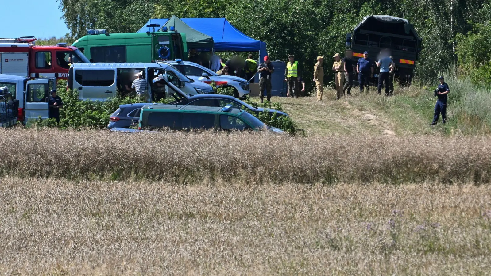 Polnische Einsatzkräfte in der Nähe des Ortes, wo ein Flugobjekt eingeschlagen ist. (Foto aktuell) (Foto: Wojtek Jargilo/PAP/dpa)