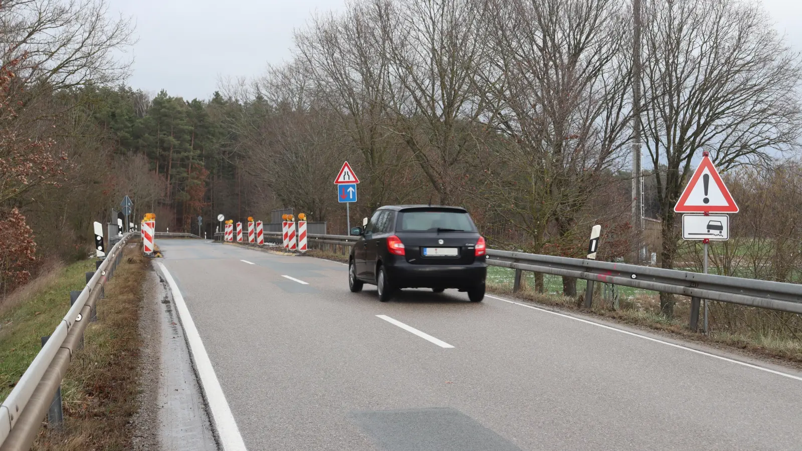 Mit rot-weißen Warnbaken wurde die Fahrbahn auf der Brücke so verengt, dass jeweils nur ein Fahrzeug sie passieren kann. (Foto: Thomas Schaller)