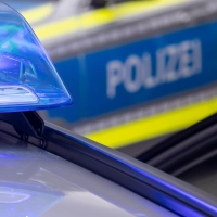 Die Polizei untersagt die Weiterfahrt. (Symbolbild) (Foto: Daniel Karmann/dpa)