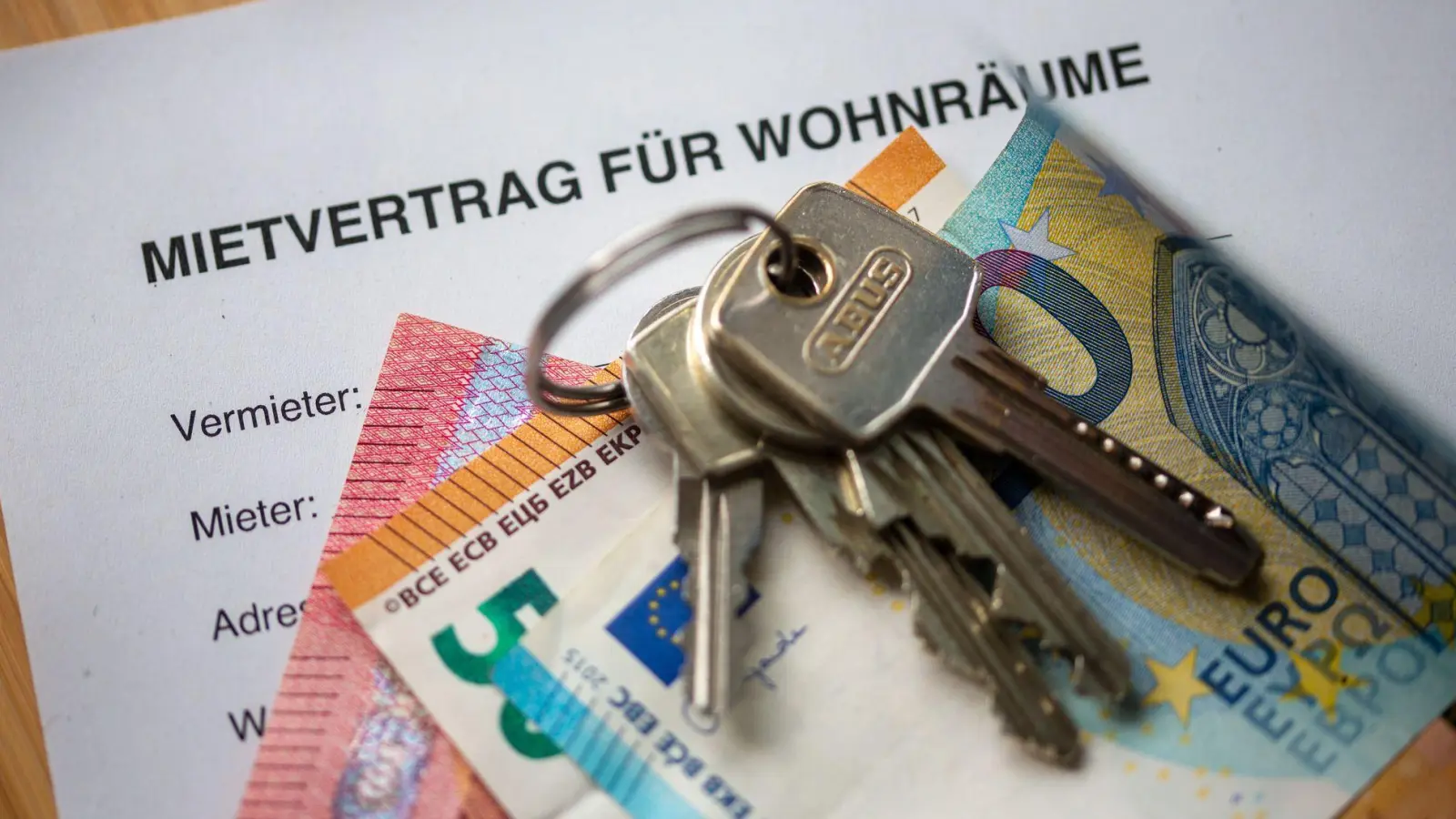 Mit der Untervermietung des eigenen Wohnraums Geld verdient? Dann ist das ab gewissen Grenzen auch für das Finanzamt interessant. (Foto: Fernando Gutierrez-Juarez/dpa)