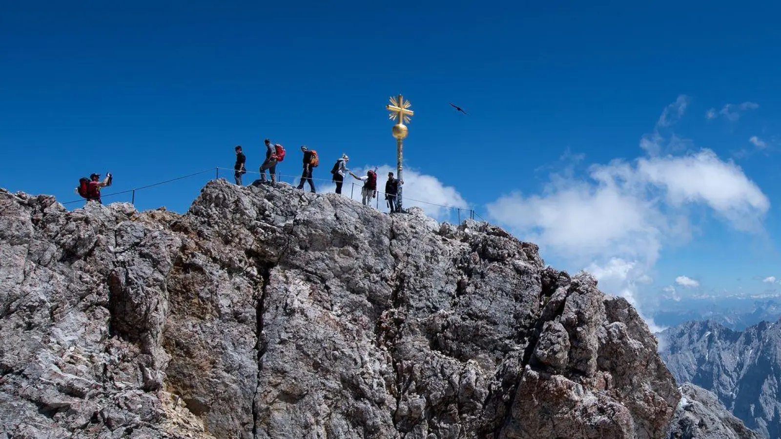 Die Zugspitze bekommt ein zweites Gipfelkreuz - aus Sicherheitsgründen. (Archivfoto) (Foto: Sven Hoppe/dpa)