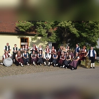 Die Blaskapelle unterhält am Sonntagnachmittag Kirchweihbesucher mit einem Standkonzert.  (Foto: Gemeinde Wörnitz)