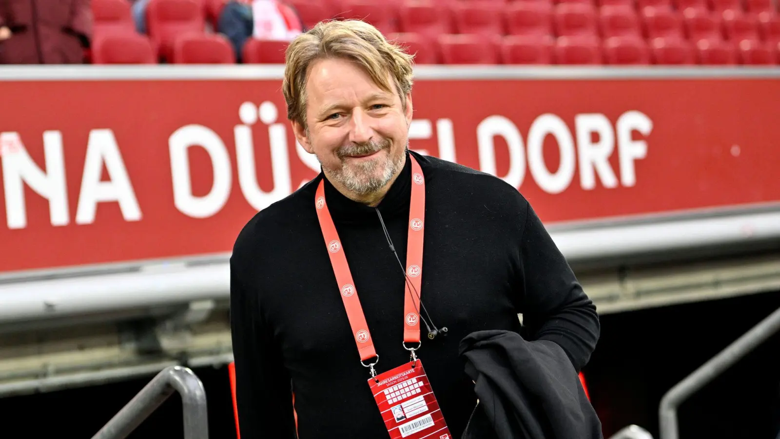 Premiere im Stadion für Fortunas neuen Sportvorstand Sven Mislintat. (Foto: Anke Waelischmiller/dpa)