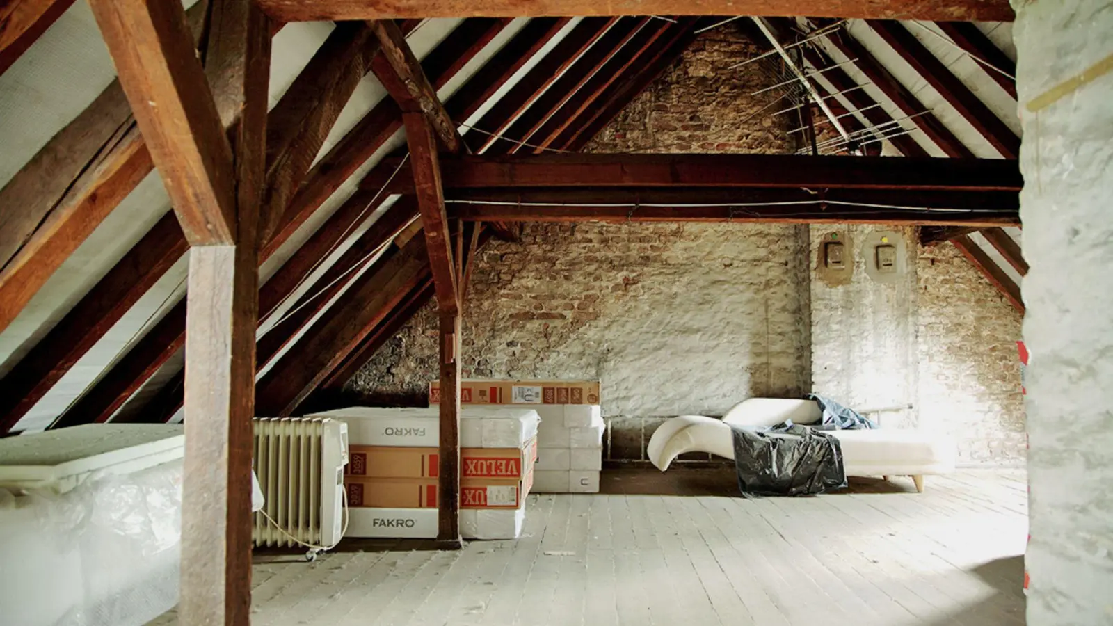 An die Dämmung der obersten Geschossdecke, des Daches oder  der Kellerdecke können sich Baulaien durchaus herantrauen. (Foto: DIY Academy/dpa-tmn/Handout)