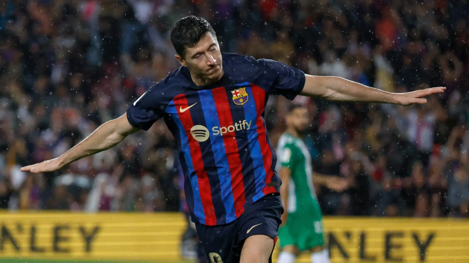 Die Tore von Robert Lewandowski fehlen in der Bundesliga. Der Pole jubelt nun für den FC Barcelona. (Foto: Joan Monfort/AP/dpa)