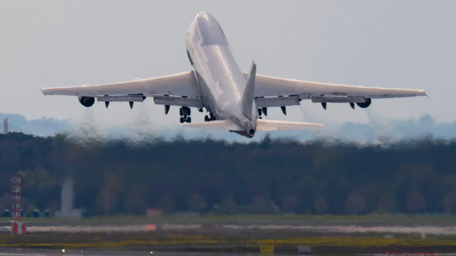 Eine Frachtmaschine startet auf dem Flughafen Frankfurt. (Foto: Boris Roessler/dpa)