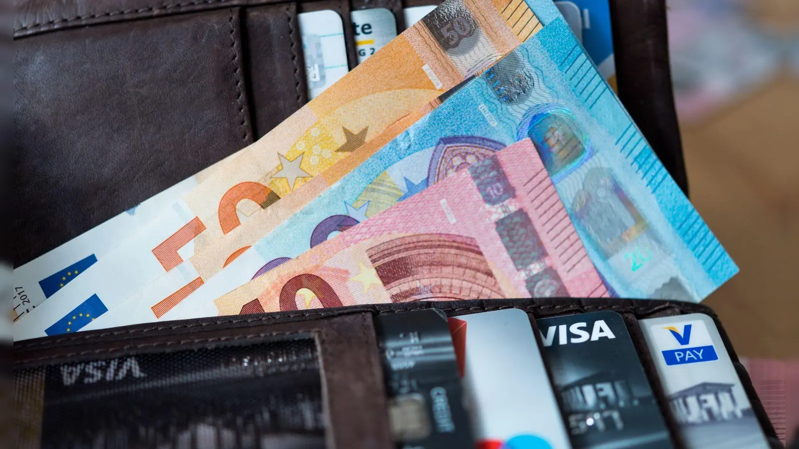 Wertgegenstände wurden in Dinkelsbühl aus Autos gestohlen. (Symbolbild: Monika Skolimowska/zb/dpa)