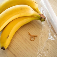 Kann Frischhaltefolie dafür sorgen, dass Bananen langsamer reifen? (Foto: Christin Klose/dpa-tmn)