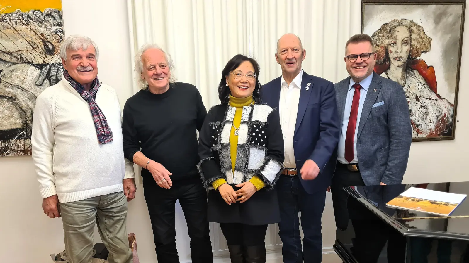Sie eröffneten die Sonderausstellung (von links): Hans Emmert, Reiner Grunwald, Hai Yan Waldmann-Wang, Bürgermeister Michael Trzybinski und stellvertretender Landrat Stefan Horndasch. (Foto: Margit Schwandt)