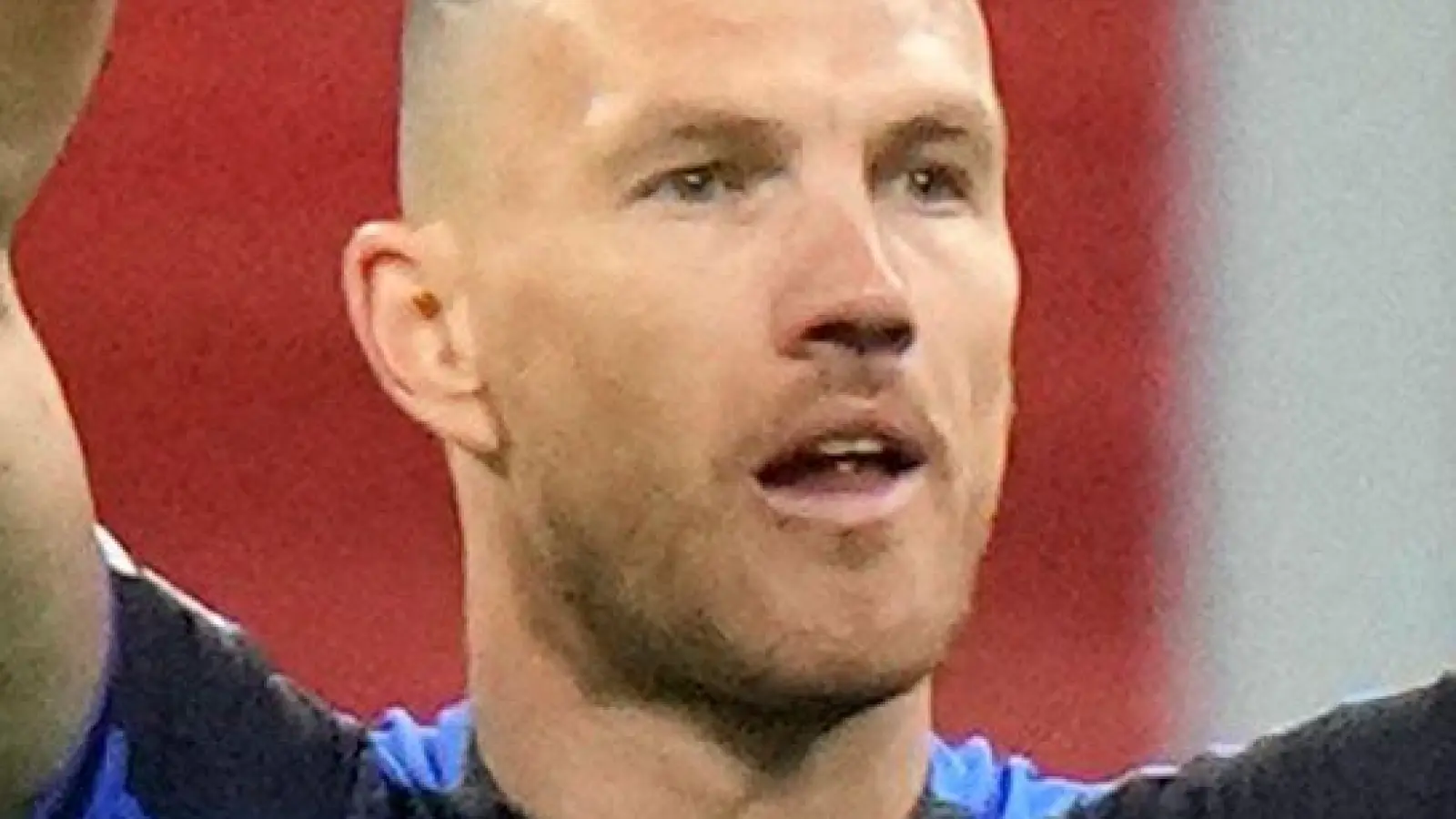 Edin Dzeko will künftig auch auf Schalke jubeln. (Archivbild) (Foto: Luca Bruno/AP/dpa)