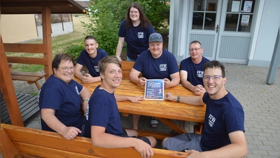 Mitglieder des Festausschusses der FFW Schobdach mit (v.li.) Lisa Edelmann, Alexander Philipp, Dominik Engruber, Julia Edelmann, Daniel Edelmann, Martin Engruber und Jörg Edelmann, auf dem Bild fehlt Jens Heinlein, freuen sich auf ihr 125-jähriges Feuerwehrfest mit Schirmherrn Hubert Aiwanger. (Foto: Peter Tippl)