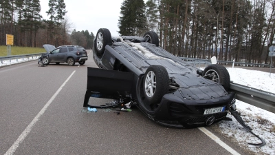 Auf dem Dach gelandet ist am Montag Vormittag ein Auto nach einer Karambolage bei Haslach.  (Foto: NEWS5 / Markus Zahn)