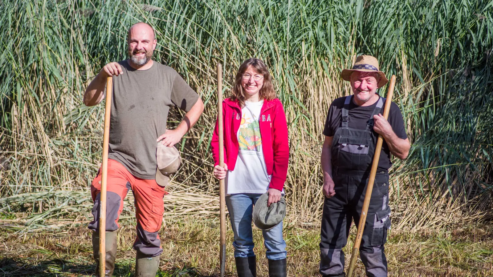 Die Neuen packen gleich mit an: Geschäftsstellenleiterin Sybille Jungwirth und Flächenmanager Michael Körber (links) mit dem BN-Kreisvorsitzenden Paul Beitzer (rechts). (Foto: Klaus Eberhardt)