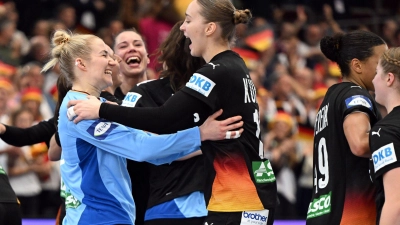 Die deutschen Handballerinnen bejubeln ihren Halbfinaleinzug.  (Foto: Federico Gambarini/dpa)