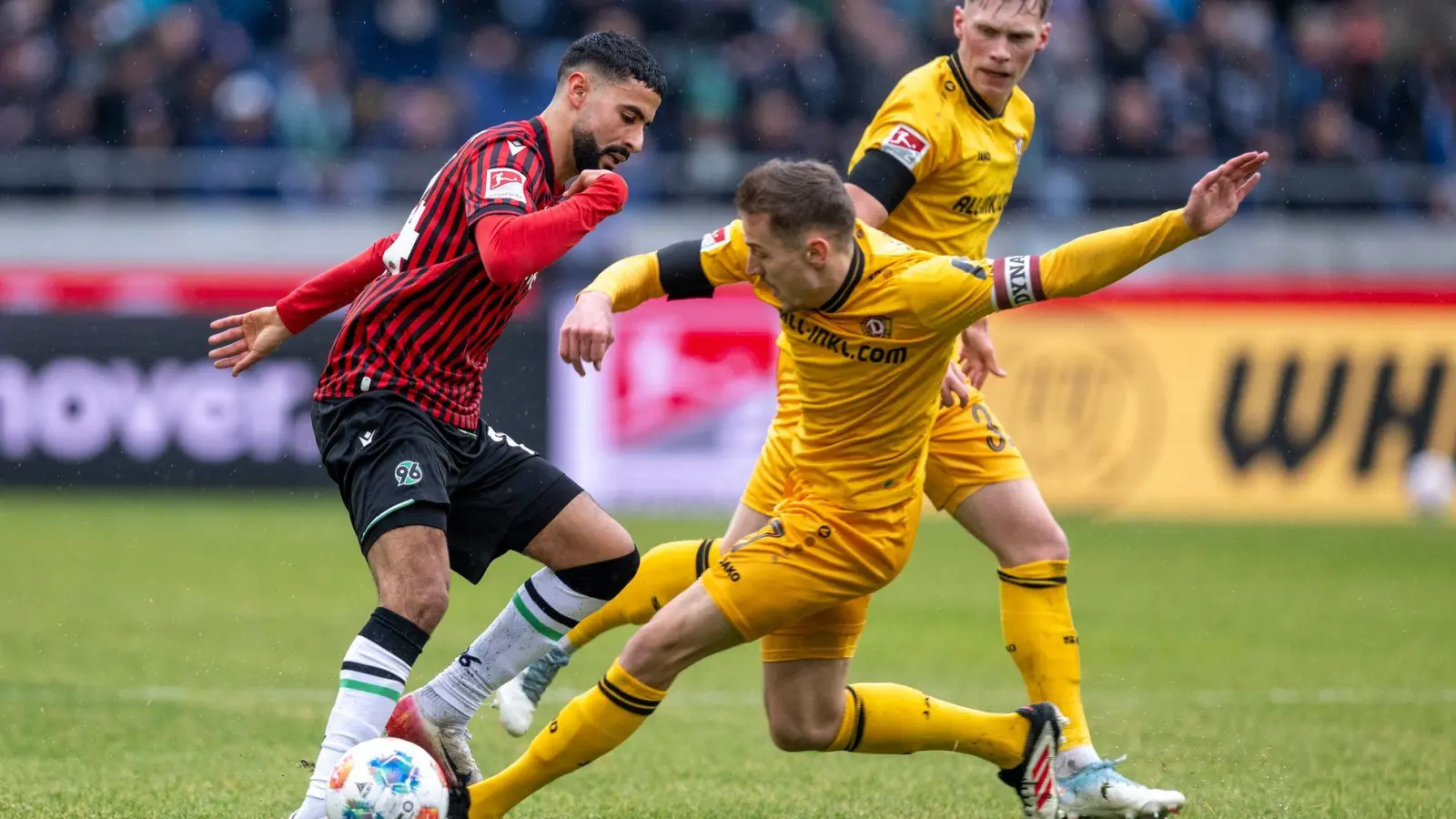 Hannovers bester Angreifer: Elias Saad (l)   (Foto: David Inderlied/dpa)