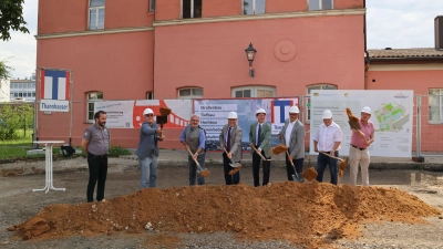 Wassertrüdingens Stadtbaumeister André Schultz, zweiter Bürgermeister Klaus Schülein, Ansbachs stellvertretender Landrat Stefan Horndasch, zweiter Bürgermeister Friedrich Kolb (Gunzenhausen), Bürgermeister Stefan Ultsch, Landrat Manuel Westphal (Weißenburg-Gunzenhausen), Johannes Käser von der Baufirma und Planer Willi Heller (von links). (Foto: Martina Haas)