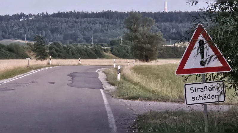 In schlechtem Zustand ist die Kreisstraße zwischen den Leutershäuser Stadtteilen Sachsen und Atzenhofen. Sie soll in absehbarer Zeit saniert werden. (Foto: Wolfgang Grebenhof)