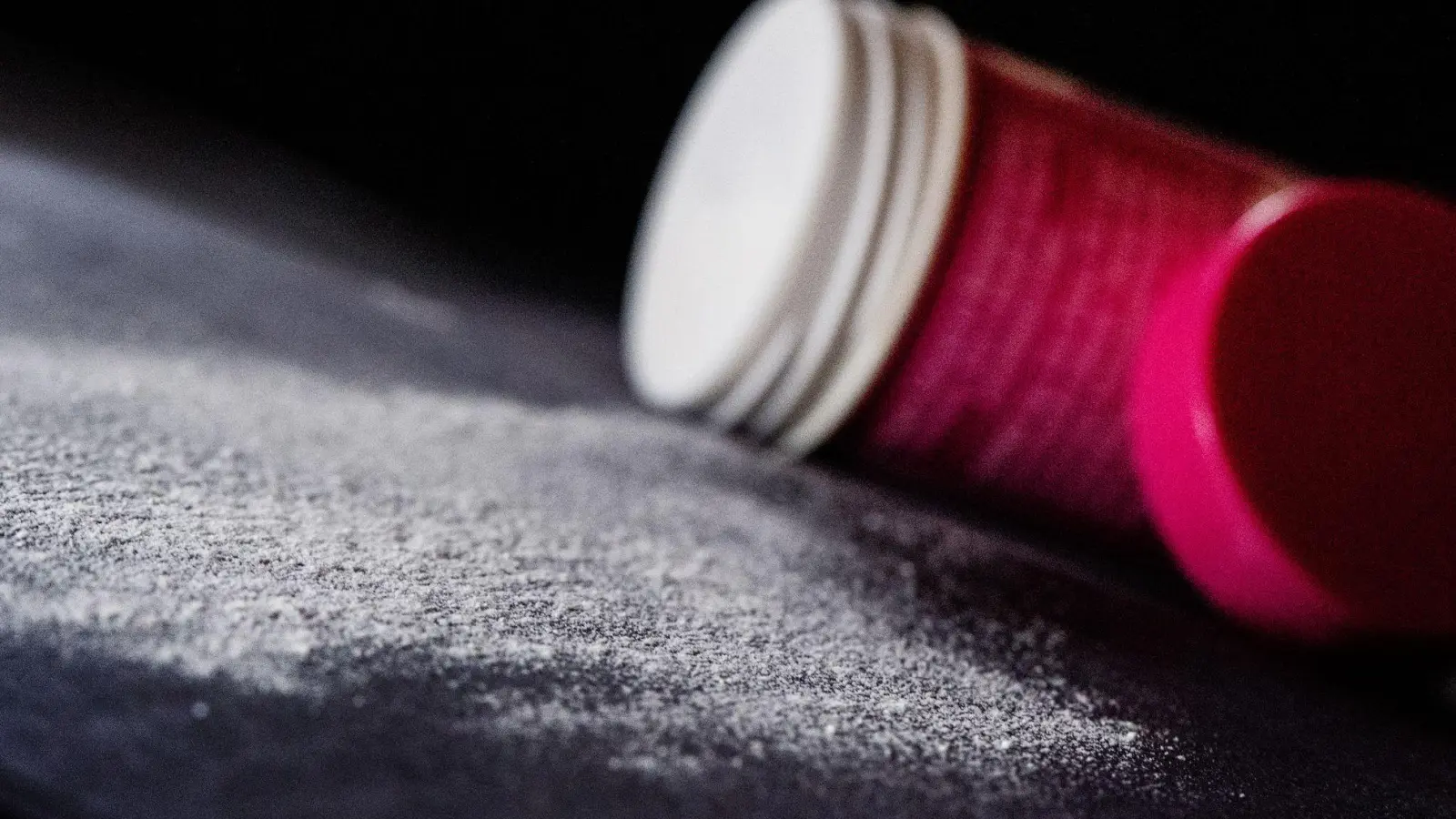 Wenn keine Zeit zum Haarewaschen bleibt: „Öko-Test“ hat 26 Trockenshampoos untersucht. (Foto: Franziska Gabbert/dpa-tmn)