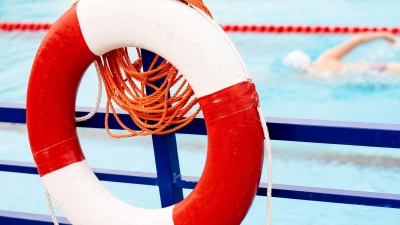 Ein acht Jahre alter Junge ist drei Tage nach einem Unfall in einem Freibad gestorben. (Symbolbild) (Foto: Moritz Frankenberg/dpa)
