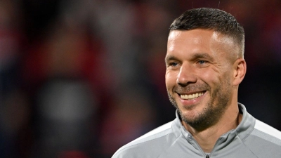 Mitgefühl für den verletzten Fan: Lukas Podolski. (Foto: Federico Gambarini/dpa)