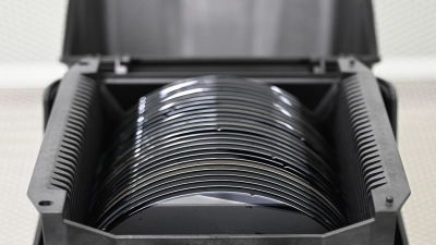 Die EU-Kommission will unter anderem die Versorgung mit Halbleitern sicherstellen. Im Bild: Zwischenprodukte, sogenannte Wafer, in den Räumen des Halbleiterproduzenten Nexperia. (Symbolbild) (Foto: David Hammersen/dpa)