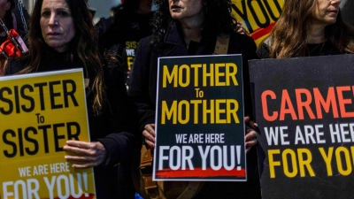 Israelische Frauen halten Plakate, die die Freilassung israelischer Geiseln fordert. Ein UN-Bericht sieht sexualisierte Gewalt bei dem Terroranschlag der Hamas als wahrscheinlich an. (Foto: Ilia Yefimovich/dpa)