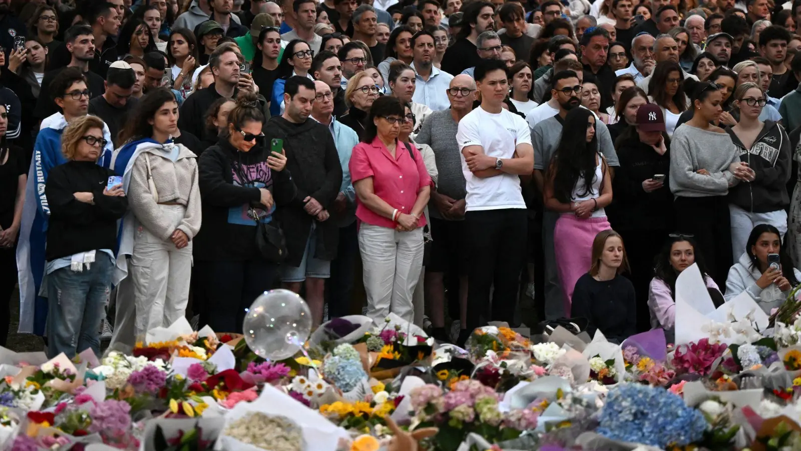 Zahlreiche Trauernde nehmen an einer Mahnwache an einer Gedenkstätte in Bondi Beach in Sydney teil (Foto: Bianca De Marchi/AAP/dpa)