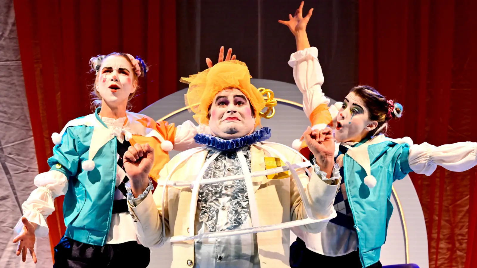 Der Kaiser ist ein Fatzke. Die Clowns spiegeln ihm das wider – eine Szene aus „Des Kaisers neue Kleider” am Theater Ansbach mit Sophie Weikert, Otto Beckmann und Margherita Campostrini (von links). (Foto: Jim Albright)