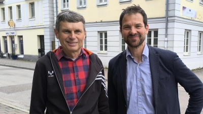Gerhard Bauer (links) vom Bund Naturschutz und der Landtagsabgeordnete Martin Stümpfig hoffen, dass viele Bürgerinnen und Bürger die Informationsangebote beim Tag der erneuerbaren Energien nutzen.  (Foto: Thomas Schaller)