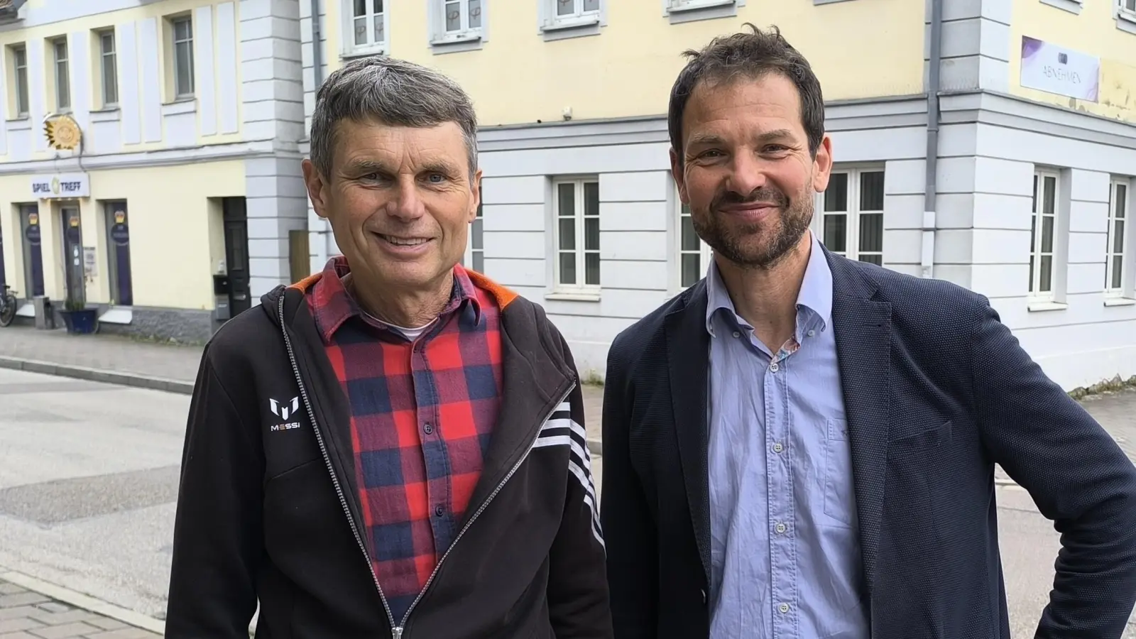 Gerhard Bauer (links) vom Bund Naturschutz und der Landtagsabgeordnete Martin Stümpfig hoffen, dass viele Bürgerinnen und Bürger die Informationsangebote beim Tag der erneuerbaren Energien nutzen.  (Foto: Thomas Schaller)
