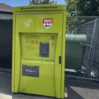 Der bisherige Altspeiseöl-Sammelautomat steht im Fischhausweg. Er wird abgebaut und durch andernorts platzierte Rückgabetonnen ersetzt. (Foto: Bettina Dworatzek)