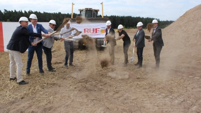 Trocken und staubig war es (von links): Oberbürgermeister Thomas Deffner, Michael Ruf, Dr. Klaus-Peter Ruf, Martin Ruf, Wirtschaftsförderer Christoph Albrecht sowie Walter Gradl, Jürgen Dietrich und Sebastian Marquart (alle drei von der Köster GmbH, der beauftragten Baufirma) beim Spatenstich in Brodswinden für das neue Werk II von Transnova Ruf. (Foto: Sebastian Haberl)