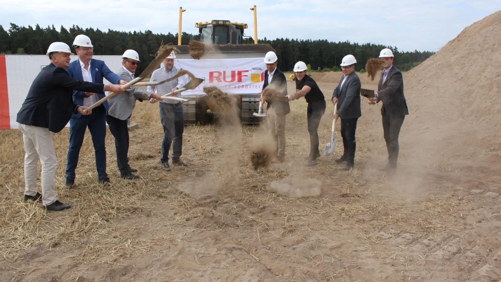Trocken und staubig war es (von links): Oberbürgermeister Thomas Deffner, Michael Ruf, Dr. Klaus-Peter Ruf, Martin Ruf, Wirtschaftsförderer Christoph Albrecht sowie Walter Gradl, Jürgen Dietrich und Sebastian Marquart (alle drei von der Köster GmbH, der beauftragten Baufirma) beim Spatenstich in Brodswinden für das neue Werk II von Transnova Ruf. (Foto: Sebastian Haberl)