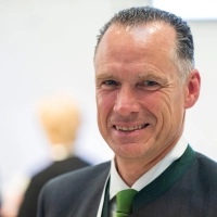 Bei seiner ersten Konjunktur-PK kann der neue BIHK-Präsident Peter Inselkammer einen leichten Aufwärtstrend vermelden. (Archivbild) (Foto: Peter Kneffel/dpa)