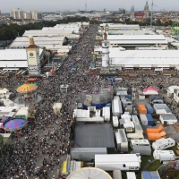 Wer sein Zelt künftig auf der Wiesn aufstellen kann, ist nun ein Fall für die Justiz (Archiv). (Foto: Felix Hörhager/dpa)