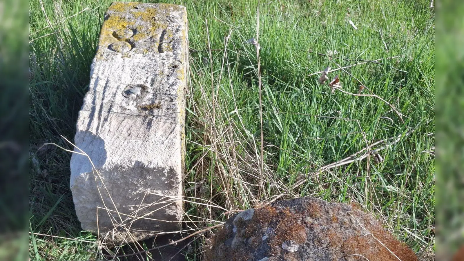 So wurde der alte Grenzstein nahe der Höfstettermühle vorgefunden. Dort, wo er stand, verläuft auch die heutige Grenze zwischen der Gemeinde Dombühl und der Stadt Schillingsfürst. (Foto: Jürgen C. Nickel)