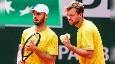 Tim Pütz (l) und Kevin Krawietz setzten den Schlusspunkt beim Erfolg der deutschen Davis-Cup-Herren gegen Chile. (Foto: Frank Molter/dpa)