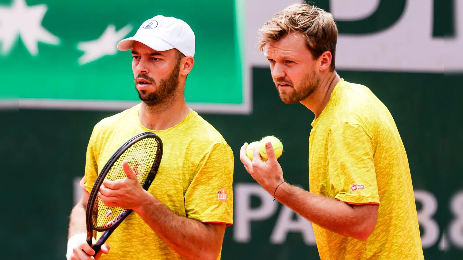 Tim Pütz (l) und Kevin Krawietz setzten den Schlusspunkt beim Erfolg der deutschen Davis-Cup-Herren gegen Chile. (Foto: Frank Molter/dpa)