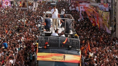 Menschenmassen kamen zusammen, um eine Rede von Joseph Vijay Chandrasekhar anzuhören. (Foto: Seshadri Sukumar/ZUMA Press Wire/dpa)