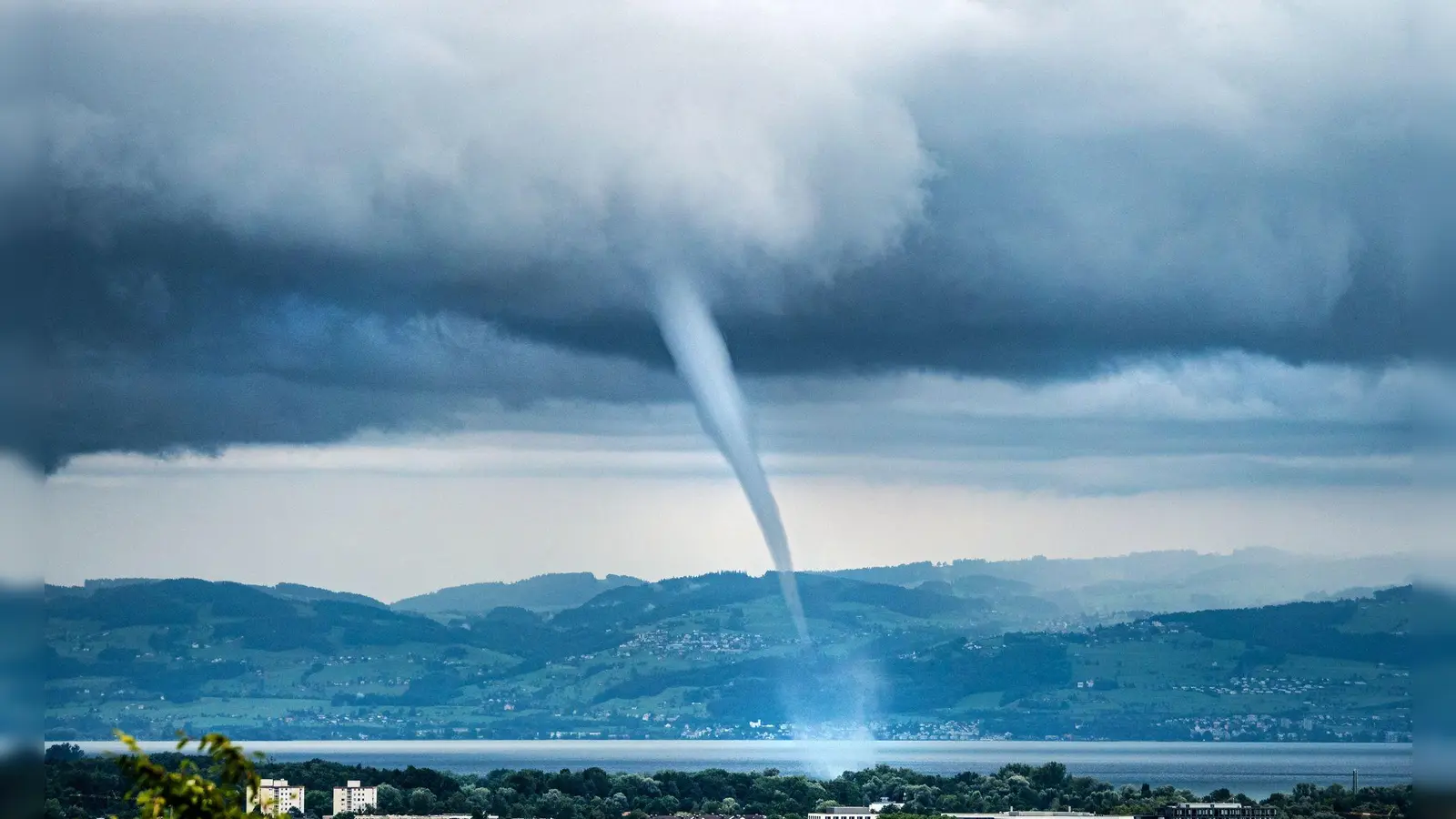 „Prinzipiell“ seien die Voraussetzungen für Tornados gegeben, heißt es beim DWD. (Archivbild) (Foto: Dr. Christoph Sommergruber/dpa)